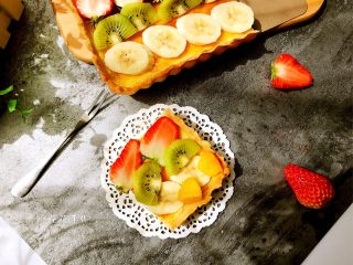 15、彩虹水果奶酪派,切一块品尝吧。