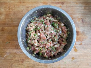 9、抱蛋馄饨——每天叫你的不是梦想,是早餐!,继续顺同一个方向(和刚才搅拌肉馅的方向保持一致)搅拌均匀。