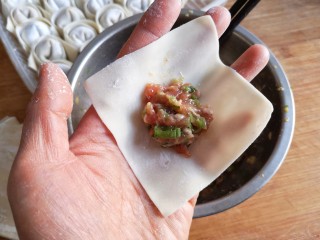 12、抱蛋馄饨——每天叫你的不是梦想,是早餐!,将搅拌好的馅填到馄饨皮中间位置。