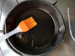 16、抱蛋馄饨——每天叫你的不是梦想,是早餐!,平底锅(我用的是铸铁锅,你们可以根据自己情况选择不沾平底锅或其他)内刷一层薄油,烧热。