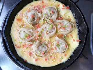 21、抱蛋馄饨——每天叫你的不是梦想,是早餐!,中小火煎到蛋液开始凝固时,撒上香芹碎和火腿碎,并可根据个人口味撒适量熟芝麻提香。