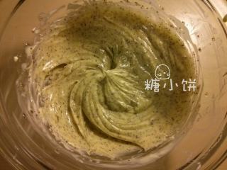 2、伯爵奶茶芝士蛋糕,将牛奶糖液分3-4次加到打发的黄油中，每加一次都充分搅打均匀。