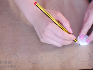 1、玫瑰马卡龙,在烘焙纸上画圆圈作为参照