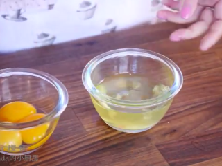 2、玫瑰马卡龙,蛋黄蛋清分开