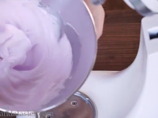 4、玫瑰马卡龙,中高速打发蛋清，打到粗泡后，分多次加入白砂糖，继续打发至干性发泡，接着加入红色色素