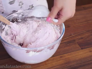 7、玫瑰马卡龙,倒入玫瑰香精，接着拌匀，直至提起刮刀。面粉会轻微流动，就是最合适的状态