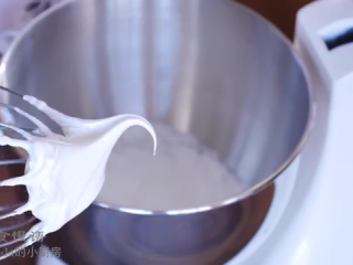 12、玫瑰马卡龙,把热的蛋清转移到打蛋盆中，用高速打发，打发至如图状态