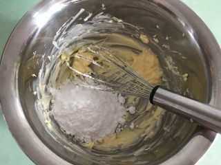 2、杏仁瓦片酥,放入糖粉。