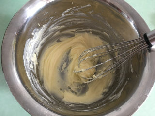 3、杏仁瓦片酥,用手动打蛋器搅拌均匀，不需要打发。