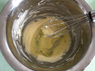 4、杏仁瓦片酥,放入蛋白。