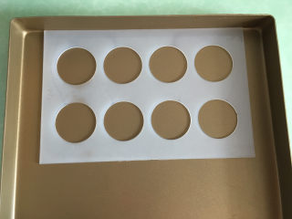 8、杏仁瓦片酥,将瓦片酥模具放入烤盘中。