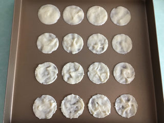 11、杏仁瓦片酥,挤好后取下模具，同样的方法将其它面糊整形完毕。