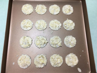 12、杏仁瓦片酥,将杏仁片均匀的撒在面糊上。