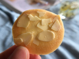 17、杏仁瓦片酥,薄薄的，味道很香。
