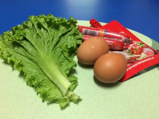 2、早餐美味鸡蛋灌饼,配料：鸡蛋、火腿肠、生菜洗干净备好