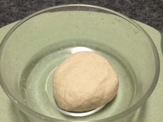 3、早餐美味鸡蛋灌饼,揉成光滑的面团，盖住面团静置20分钟