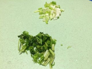 5、早餐美味鸡蛋灌饼,香菜和葱分别切碎