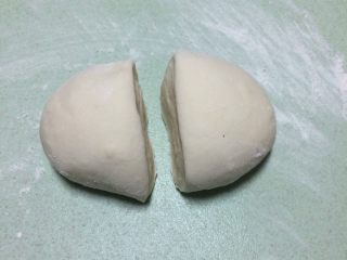 8、早餐美味鸡蛋灌饼,一切准备好之后，面团取出进行揉面排气，揉至光滑后分成两个剂子