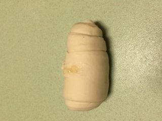 11、早餐美味鸡蛋灌饼,从一头向另一头卷起来