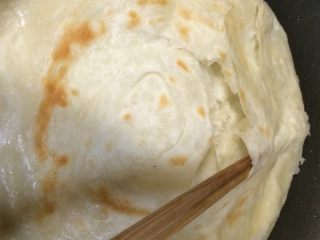 16、早餐美味鸡蛋灌饼,用筷子轻轻的转圈挑开鼓起的面饼皮