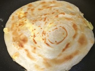 18、早餐美味鸡蛋灌饼,鸡蛋液不在流动时翻面，煎至两面金黄出锅