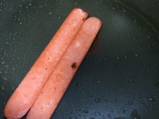 19、早餐美味鸡蛋灌饼,放入一根切好的火腿肠加热一下