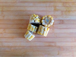 5、四季滋补芙蓉汤,玉米切段待用（朵妈自己家种的玉米哦，甜甜香香的）