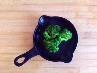 6、四季滋补芙蓉汤,西蓝花洗净待用（不放也可以，家里正好有一小块，就加里煮了吃）