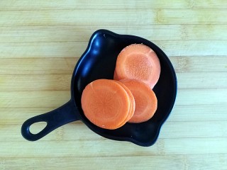 7、四季滋补芙蓉汤,胡萝卜切厚片（不要太薄哦）