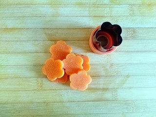 8、四季滋补芙蓉汤,用模具压出好看的形状（不一定要压出图形，切块也可以，朵妈只是喜欢什么都美美哒）