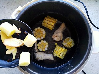 14、四季滋补芙蓉汤,放入蒜片，姜片，葱段，花椒粒