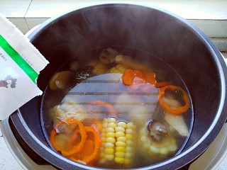 19、四季滋补芙蓉汤,最后加点盐调味（加完盐不要忙着拔掉插头，闷煮30秒后出锅）