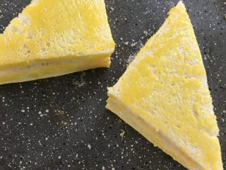 20、黄金三明治,8分钟后取出来 翻过来底面朝上刷上蛋黄液，再入烤箱150度烤8分钟