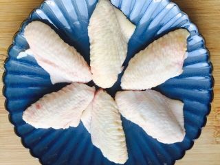 1、#糖醋菜#鸡中翅,鸡中翅洗干净沥干水分备用