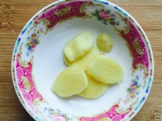 4、#糖醋菜#鸡中翅,姜洗干净去皮切成片