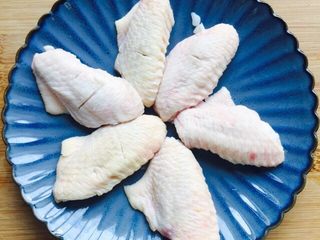 7、#糖醋菜#鸡中翅,鸡中翅两面各切两刀，一小勺的盐腌制十分钟