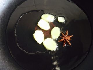 16、#糖醋菜#鸡中翅,姜片、八角放入锅里煸香