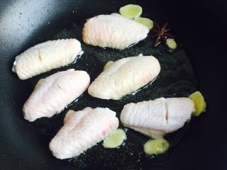 17、#糖醋菜#鸡中翅,逐次放入鸡中翅小火慢煎