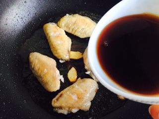 19、#糖醋菜#鸡中翅,倒入调好的汤汁