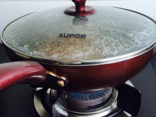 22、#糖醋菜#鸡中翅,盖上锅盖转中火烧8分钟即可