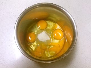 6、传统蛋糕,加入1/3的砂糖，用打蛋器低档打发鸡蛋