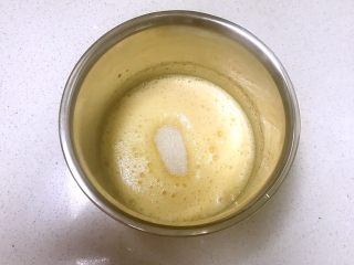 7、传统蛋糕,打到鸡蛋液稍微启发，再加入1/2细砂糖，中档打发鸡蛋液