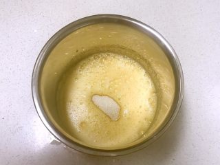 8、传统蛋糕,鸡蛋液打发泡沫略微细腻后加入余下的细砂糖