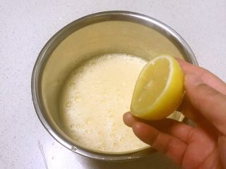 9、传统蛋糕,加入几滴柠檬汁