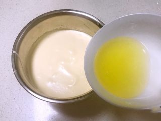 11、传统蛋糕,加入大豆色拉油，搅拌均匀