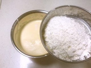 12、传统蛋糕,把面粉过筛后加入鸡蛋液中