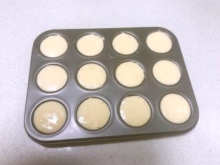 15、传统蛋糕,把面糊加入烤盘中，全部填满后用力振几下，振出杯内的气泡