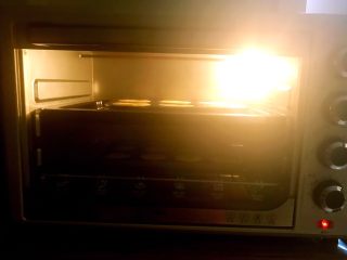 16、传统蛋糕,把烤盘放入已经预热好的烤箱里，放入中层，上下180W烤15--18分钟即可