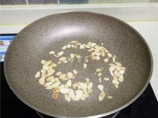 8、豌豆浓汤,闻到杏仁的香气，并观察杏仁颜色变焦黄后，关火；