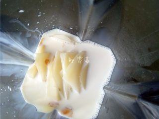 11、豌豆浓汤,倒入纯牛奶；